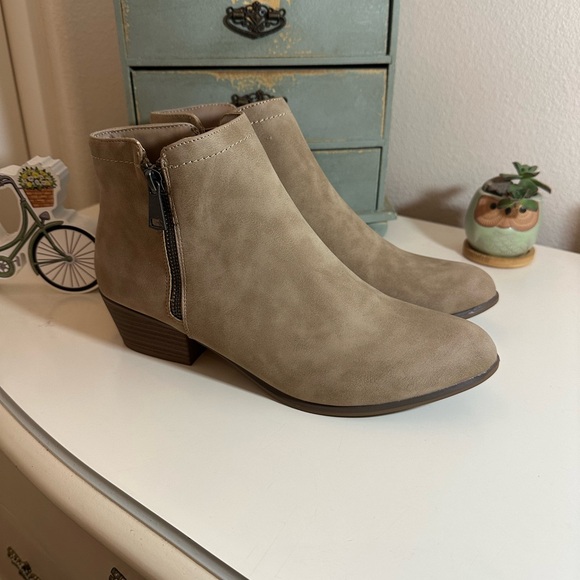 UNIONBAY Shoes - UNIONBAY Women's Tan Ankle Booties